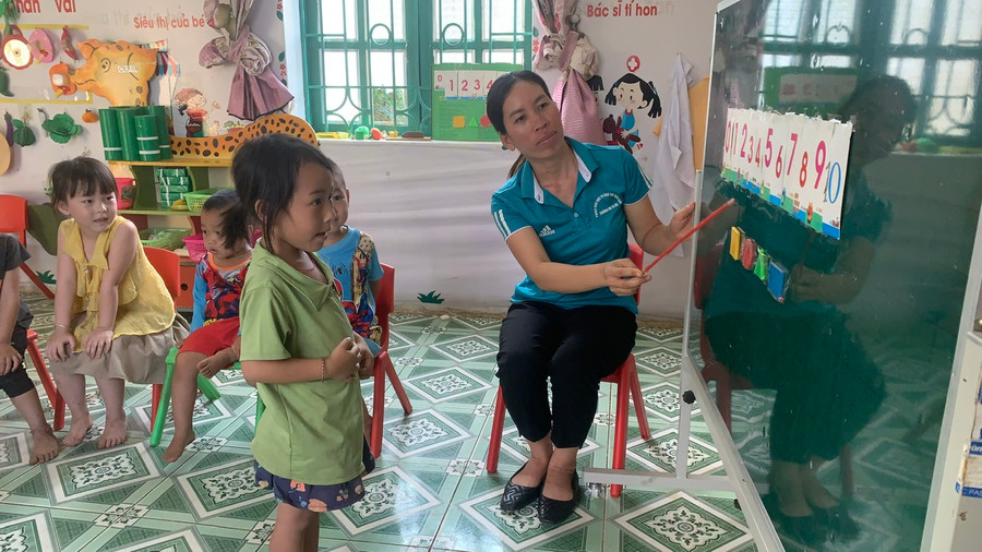 Cô Hà giảng bài cho học sinh điểm bản Thớ Tỷ. Cô Hà giảng bài cho học sinh điểm bản Thớ Tỷ.