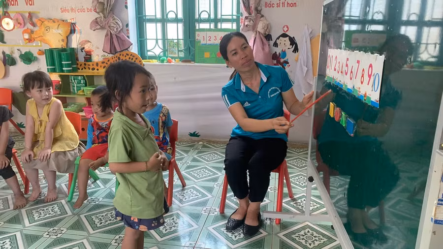 Cô Hà giảng bài cho học sinh điểm bản Thớ Tỷ. Cô Hà giảng bài cho học sinh điểm bản Thớ Tỷ.