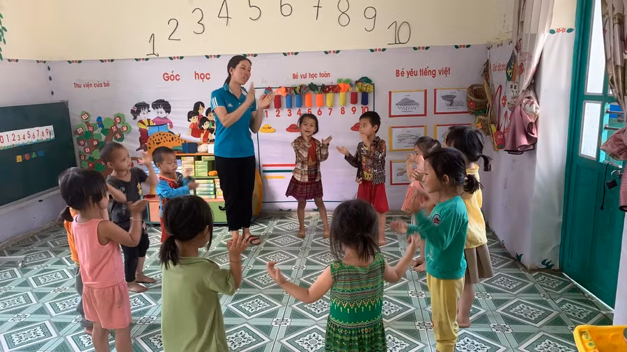 Cô Hà cùng với học trò.