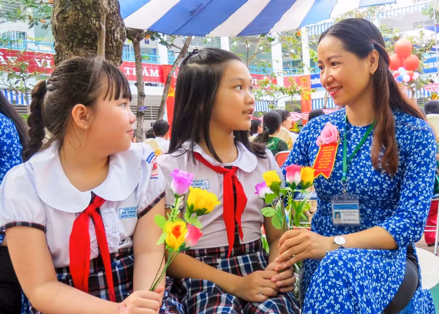 Giúp cho học sinh có khát vọng, có đầy đủ năng lực cần thiết là việc mà nhà giáo cần ráo riết thực thi lúc này.