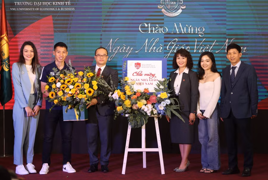 Các vận động viên Thu Hoài, Hùng Dũng, Khánh Huyền - sinh viên viên chương trình Cử nhân Quản trị kinh doanh dành cho tài năng thể thao và ông Lê Duy Anh - Tổng Giám đốc CTCP Xuân Hòa Việt Nam đại diện các thế hệ sinh viên chúc mừng Nhà trường trong Lễ Hiến chương Nhà giáo Việt Nam.