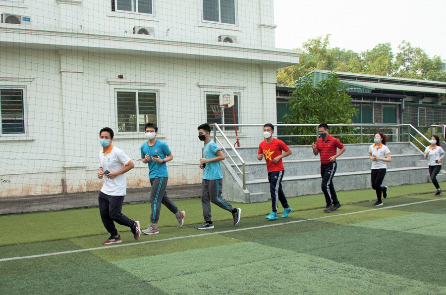 Giáo viên, học sinh Trường Phổ thông liên cấp Tây Hà Nội khởi động Giải chạy tại lễ khai mạc.