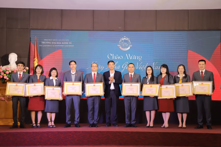 Các giảng viên, chuyên viên xuất sắc của Trường Đại học Kinh tế, Đại học Quốc gia Hà Nội được vinh danh trong ngày Hiến chương Nhà giáo Việt Nam.