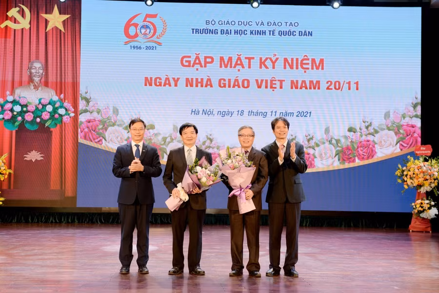 PGS.TS Phạm Hồng Chương - Hiệu trưởng và PGS.TS Bùi Đức Thọ - Bí thư Đảng ủy, Chủ tịch Hội đồng trường tặng hoa chúc mừng 2 Nhà giáo Nhân dân được phong tặng danh hiệu năm 2021.