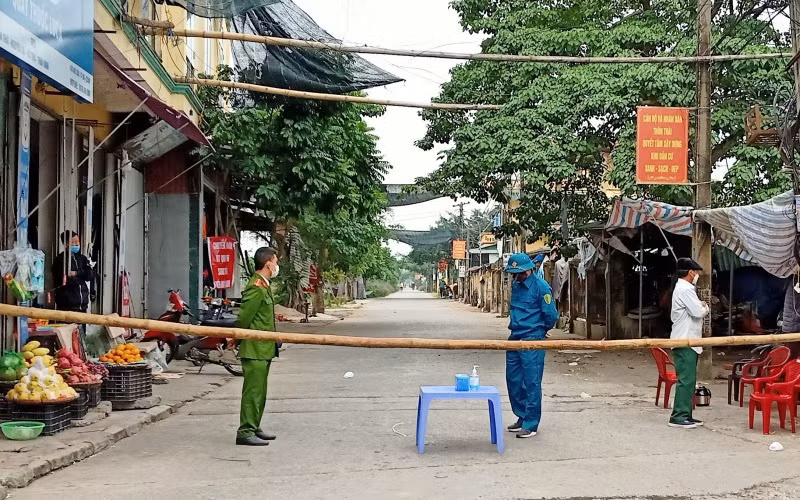 Huyện Vũ Thư thành lập các chốt kiểm soát ra vào ổ dịch xã Nguyên Xá. Ảnh: Báo Nhân dân.
