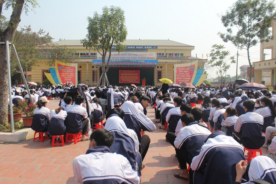 Quang cảnh buổi sinh hoạt trước cờ đầu tuần của thầy và trò trường THPT Phổ Yên. Quang cảnh buổi sinh hoạt trước cờ đầu tuần của thầy và trò trường THPT Phổ Yên.