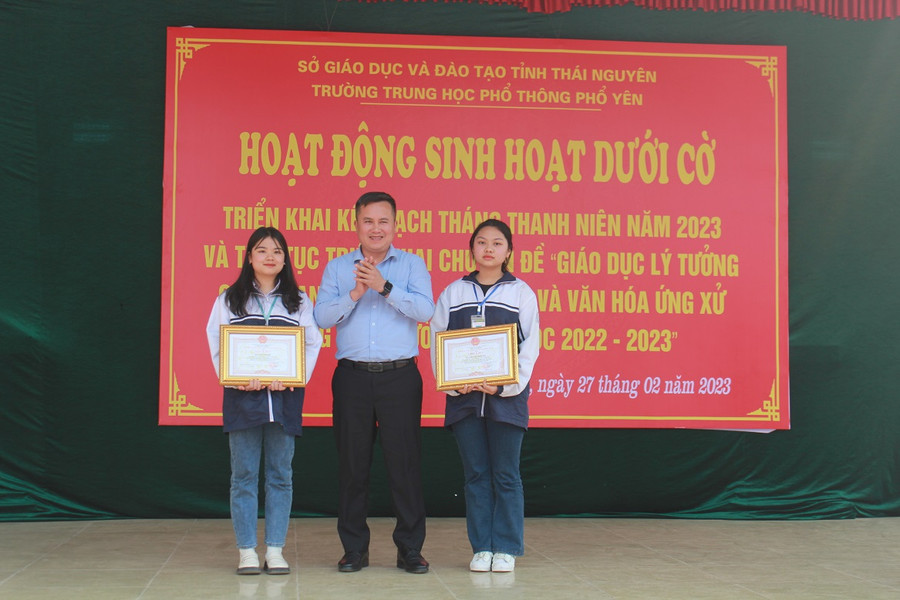 Ông Trần Văn Thiện, Phó Chủ tịch UBND thành phố Phổ Yên trao giấy khen và tiền thưởng cho hai em Ngô Thị Dung và Mai Thị Thanh Nga, lớp 11B3, trường THPT Phổ Yên. Ông Trần Văn Thiện, Phó Chủ tịch UBND thành phố Phổ Yên trao giấy khen và tiền thưởng cho hai em Ngô Thị Dung và Mai Thị Thanh Nga, lớp 11B3, trường THPT Phổ Yên.