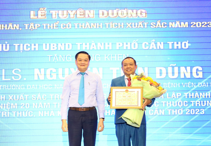 Ông Dương Tấn Hiển - Phó Chủ tịch thường trực UBND TP Cần Thơ trao Bằng khen của Chủ tịch UBND TP Cần Thơ cho Tiến sĩ, Luật sư Nguyễn Tiến Dũng - Chủ tịch Hội đồng Trường ĐH Nam Cần Thơ. Ông Dương Tấn Hiển - Phó Chủ tịch thường trực UBND TP Cần Thơ trao Bằng khen của Chủ tịch UBND TP Cần Thơ cho Tiến sĩ, Luật sư Nguyễn Tiến Dũng - Chủ tịch Hội đồng Trường ĐH Nam Cần Thơ.