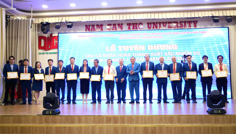 Tuyên dương các cá nhân hoàn thành xuất sắc nhiệm vụ nhân kỷ niệm 11 năm thành lập trường. Tuyên dương các cá nhân hoàn thành xuất sắc nhiệm vụ nhân kỷ niệm 11 năm thành lập trường.