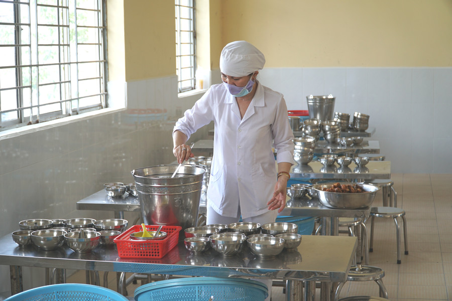 Nấu ăn bán trú tại Trường Tiểu học Võ Trường Toản, quận Ninh Kiều, TP Cần Thơ. Ảnh: NTCC