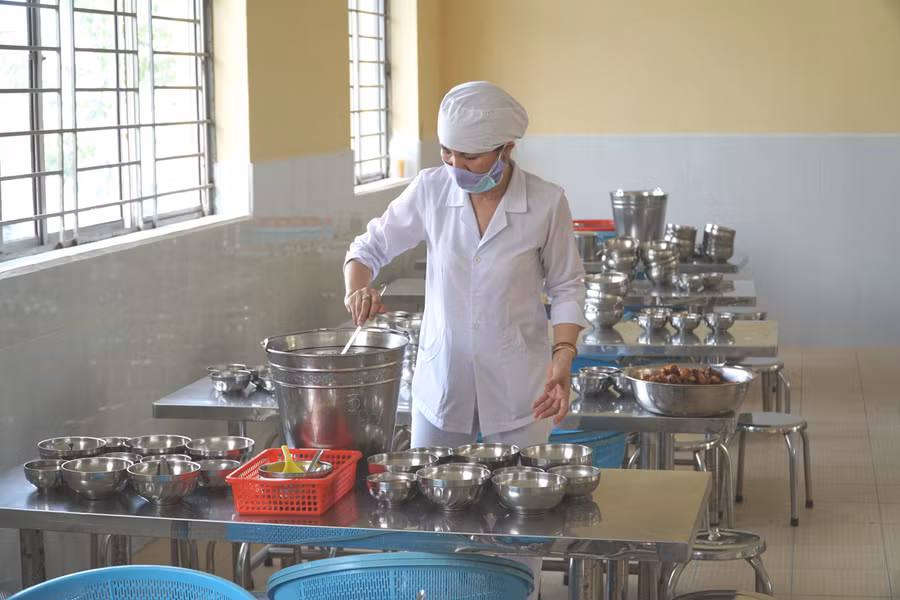 Nấu ăn bán trú tại Trường Tiểu học Võ Trường Toản, quận Ninh Kiều, TP Cần Thơ. Ảnh: NTCC
