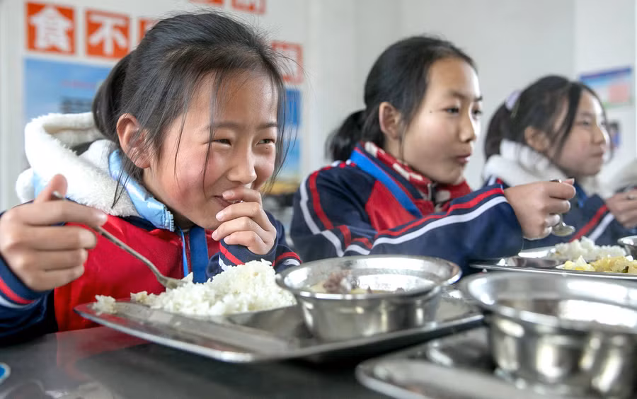 Trung Quốc yêu cầu hiệu trưởng ngồi ăn cùng học sinh