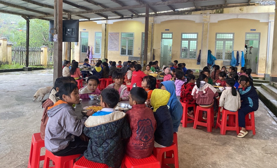 Trường PTDTBT cấp 1, 2 Măng Bút II tổ chức bữa ăn bán trú cho 174 học sinh. Trường PTDTBT cấp 1, 2 Măng Bút II tổ chức bữa ăn bán trú cho 174 học sinh.