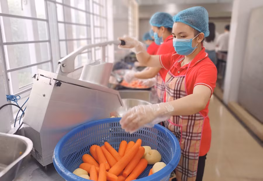 Đội ngũ nhân viên bếp tại Trường Mầm non Ngô Thì Nhậm (Hà Đông, Hà Nội). Ảnh: TG