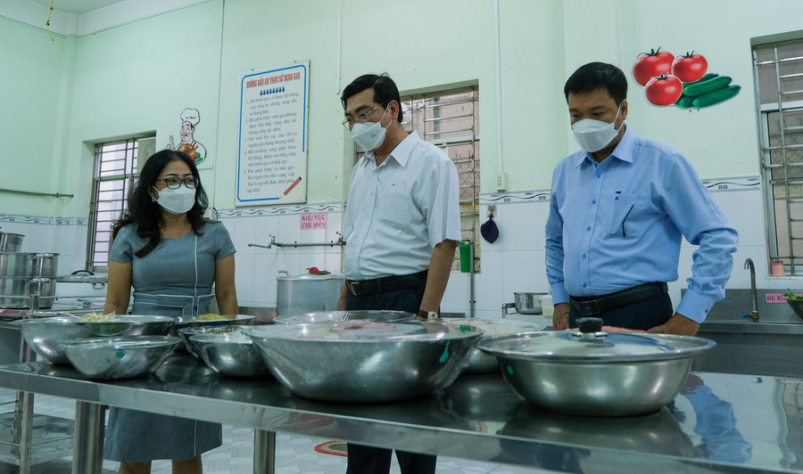 Ông Trần Thanh Bình, Giám đốc Sở GD&amp;ĐT TP Cần Thơ kiểm tra bếp ăn tại Trường Mầm non 2 tháng 9 (quận Ninh Kiều, TP Cần Thơ). Ảnh: Trường Tiến