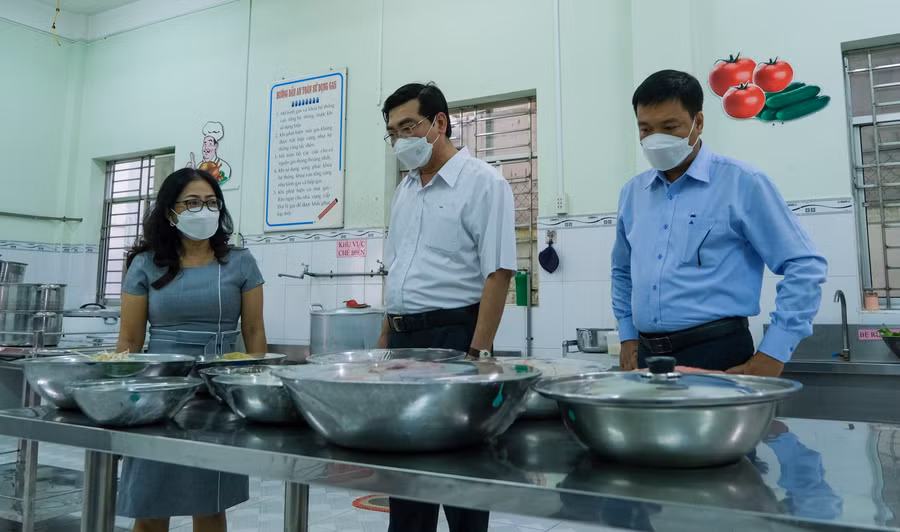 Ông Trần Thanh Bình, Giám đốc Sở GD&amp;ĐT TP Cần Thơ kiểm tra bếp ăn tại Trường Mầm non 2 tháng 9 (quận Ninh Kiều, TP Cần Thơ). Ảnh: Trường Tiến
