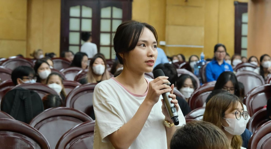 Sinh viên Trường ĐH Công đoàn tại Hội nghị đối thoại hiệu trưởng với sinh viên năm học. Sinh viên Trường ĐH Công đoàn tại Hội nghị đối thoại hiệu trưởng với sinh viên năm học.
