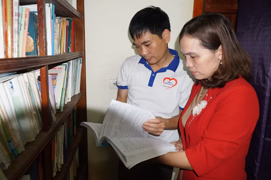 Vợ chồng thầy Nam, cô Hoa luôn hỗ trợ nhau trong chuyên môn cũng như công tác chủ nhiệm.