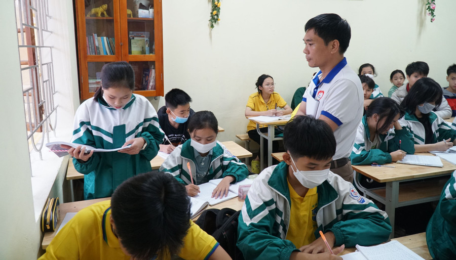 Ngoài dạy học thầy Nam còn là giáo viên chủ nhiệm tận tụy, tâm huyết với trò.