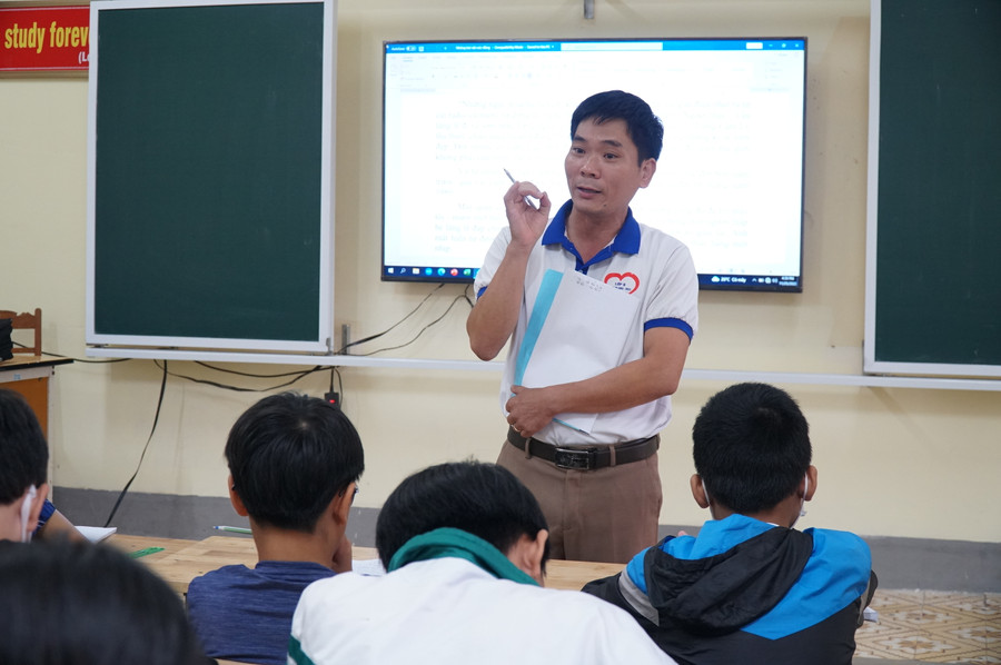 Giờ dạy trên lớp của thầy Nguyễn Ngọc Nam với học trò tại Trường THCS Tôn Quang Phiệt.