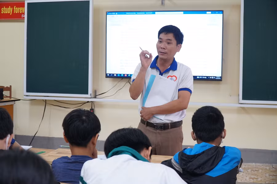 Giờ dạy trên lớp của thầy Nguyễn Ngọc Nam với học trò tại Trường THCS Tôn Quang Phiệt.