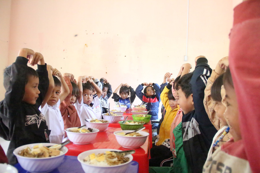 Nhờ tấm lòng của mạnh thường quân và sự sẻ chia của thầy, cô giáo mà giữ chân được học sinh ở trường.