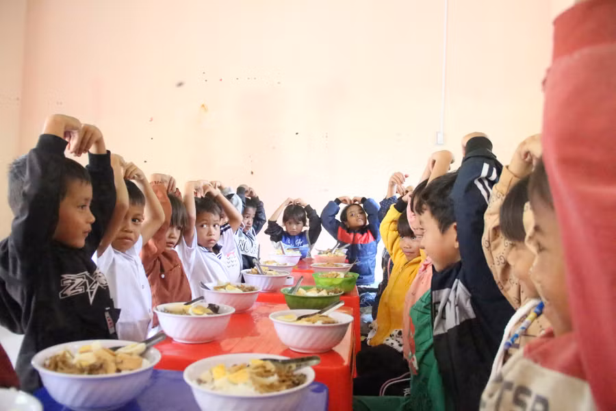 Nhờ tấm lòng của mạnh thường quân và sự sẻ chia của thầy, cô giáo mà giữ chân được học sinh ở trường.