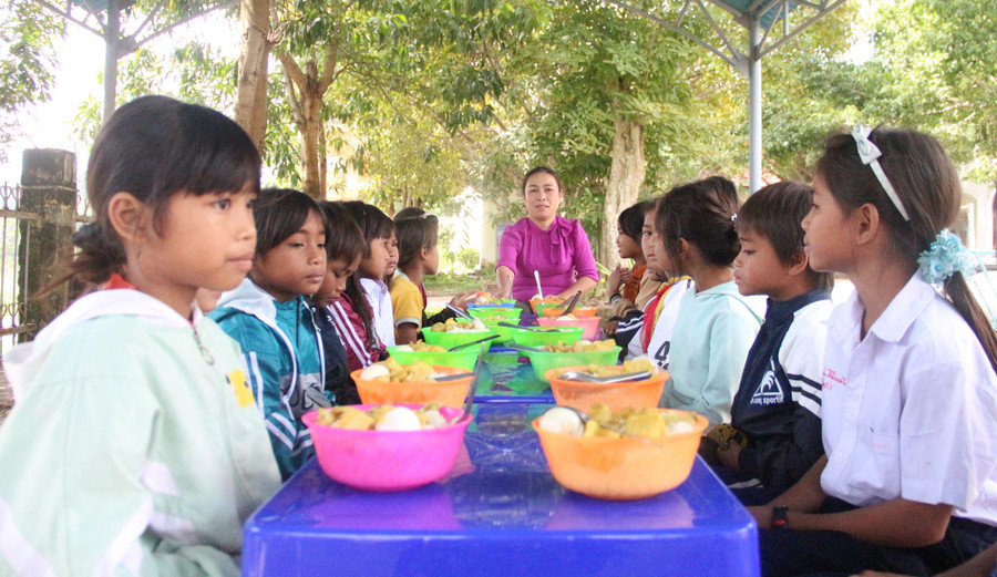 Cô Ngô Thị Kim Loan chăm lo bữa trưa cho học trò.