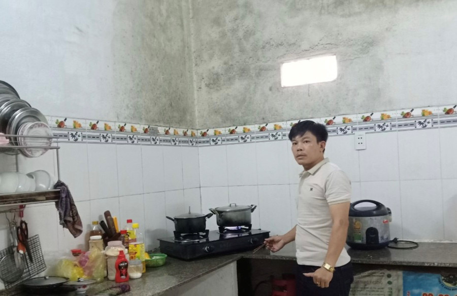 Mỗi ngày, thầy Nguyễn Đình Tịnh thức dậy từ sớm để nấu thức ăn mang đến trường cho trò.