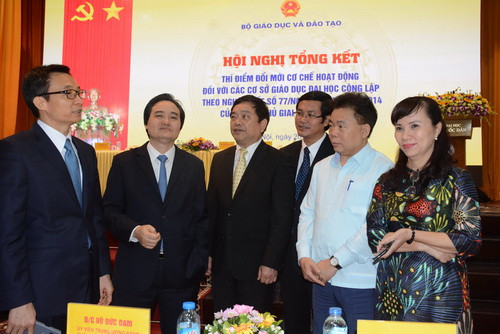 Phó thủ tướng Vũ Đức Đam, Bộ trưởng Bộ GD&ĐT Phùng Xuân Nhạ cùng các đại biểu trao đổi bên lề hội nghị Phó thủ tướng Vũ Đức Đam, Bộ trưởng Bộ GD&ĐT Phùng Xuân Nhạ cùng các đại biểu trao đổi bên lề hội nghị