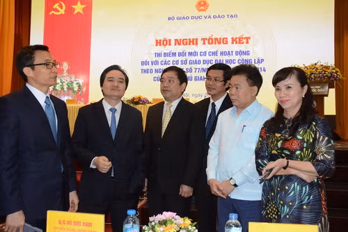 Phó thủ tướng Vũ Đức Đam, Bộ trưởng Bộ GD&ĐT Phùng Xuân Nhạ cùng các đại biểu trao đổi bên lề hội nghị