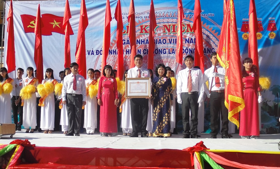 Trường THPT Tháp Mười đón nhận Huân chương Lao động hạng Nhất