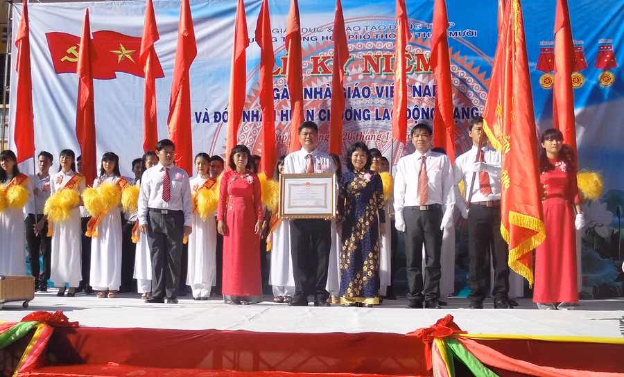 Trường THPT Tháp Mười đón nhận Huân chương Lao động hạng Nhất