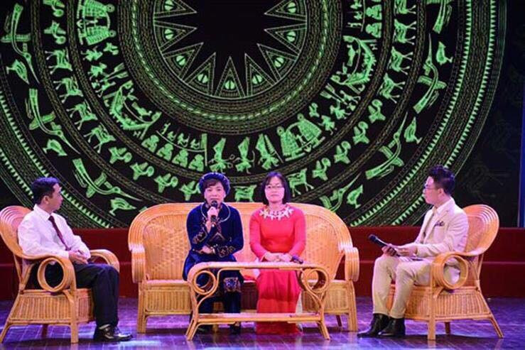 Cô Nông Thị Loan chia sẻ kinh nghiệm tại lễ tuyển dương gương người tốt, việc tốt, đổi mới sáng tạo trong dạy học tổ chức năm 2017 Cô Nông Thị Loan chia sẻ kinh nghiệm tại lễ tuyển dương gương người tốt, việc tốt, đổi mới sáng tạo trong dạy học tổ chức năm 2017