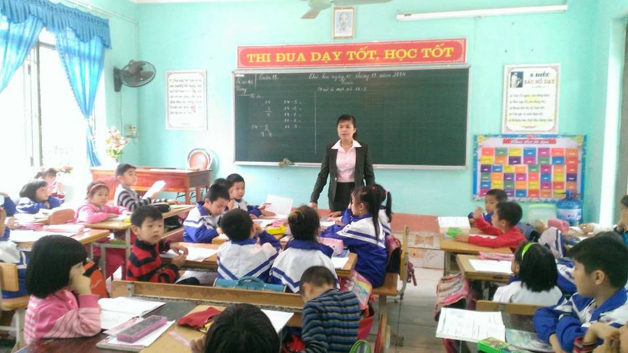 Hình ảnh nữ hiệu trưởng năng động, tâm huyết của Trường tiểu học Thị trấn Thắng trong lớp học Hình ảnh nữ hiệu trưởng năng động, tâm huyết của Trường tiểu học Thị trấn Thắng trong lớp học