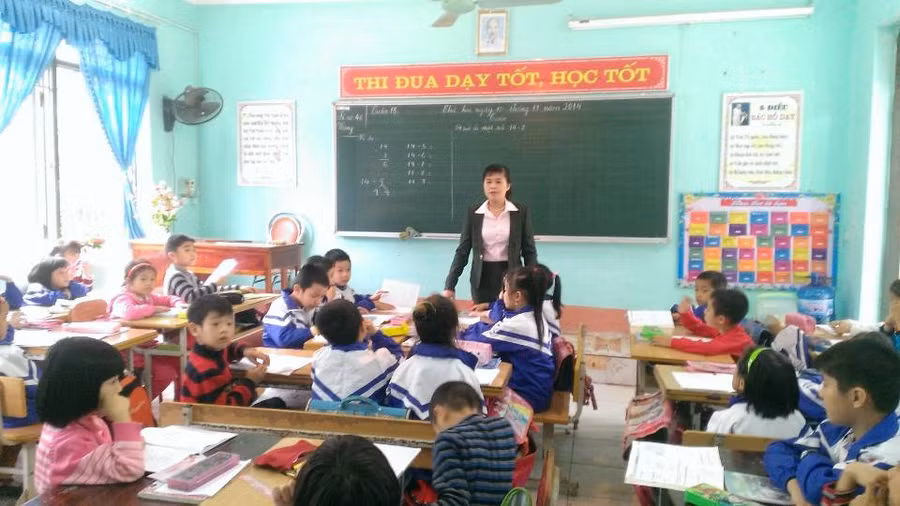 Hình ảnh nữ hiệu trưởng năng động, tâm huyết của Trường tiểu học Thị trấn Thắng trong lớp học