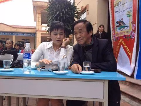 Cô Ngô Thị Kim Dung trao đổi với GS Nguyễn Lân Dũng