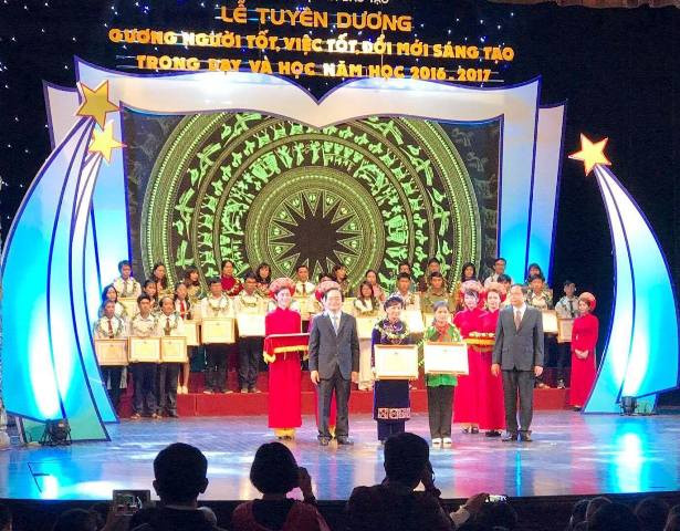 Cô Nông Thị Loan nhận bằng khen từ Bộ trưởng Bộ GD&ĐT Phùng Xuân Nhạ và chủ tịch UBTW MTTQ Việt Nam Trần Thanh Mẫn Cô Nông Thị Loan nhận bằng khen từ Bộ trưởng Bộ GD&ĐT Phùng Xuân Nhạ và chủ tịch UBTW MTTQ Việt Nam Trần Thanh Mẫn