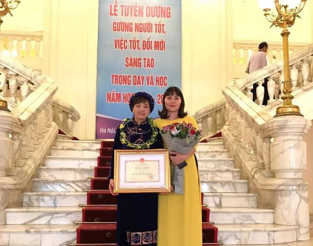 Cô Nông Thị Loan và đồng nghiệp trong lễ tuyển dương gương người tốt, việc tốt, đổi mới sáng tạo trong dạy học tổ chức năm 2017 Cô Nông Thị Loan và đồng nghiệp trong lễ tuyển dương gương người tốt, việc tốt, đổi mới sáng tạo trong dạy học tổ chức năm 2017