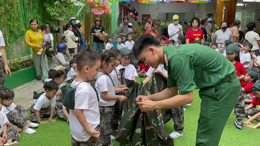 Các bé Trường Mầm non Ngọc Lan được chú bộ đội hướng dẫn cách gấp chăn trước khi vào nội dung thi. Các bé Trường Mầm non Ngọc Lan được chú bộ đội hướng dẫn cách gấp chăn trước khi vào nội dung thi.