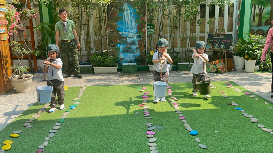 Trò chơi Gánh nước về doanh trại với sự tiếp sức của các chú bộ đội và cô giáo. Trò chơi Gánh nước về doanh trại với sự tiếp sức của các chú bộ đội và cô giáo.