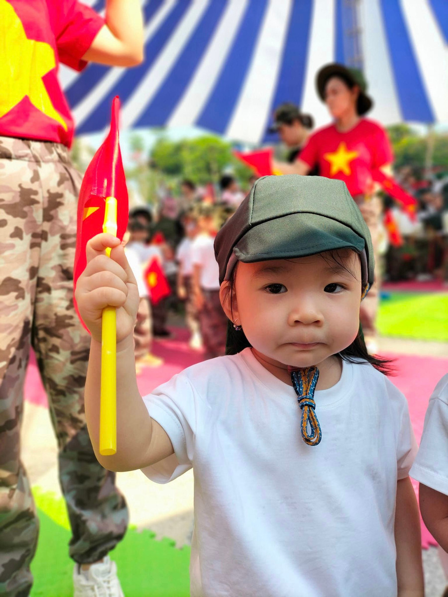 "Chiến sĩ nhí" Trường Mầm non Ngọc Lan tham gia Hội thao Bé đi giữa cờ hoa. "Chiến sĩ nhí" Trường Mầm non Ngọc Lan tham gia Hội thao Bé đi giữa cờ hoa.