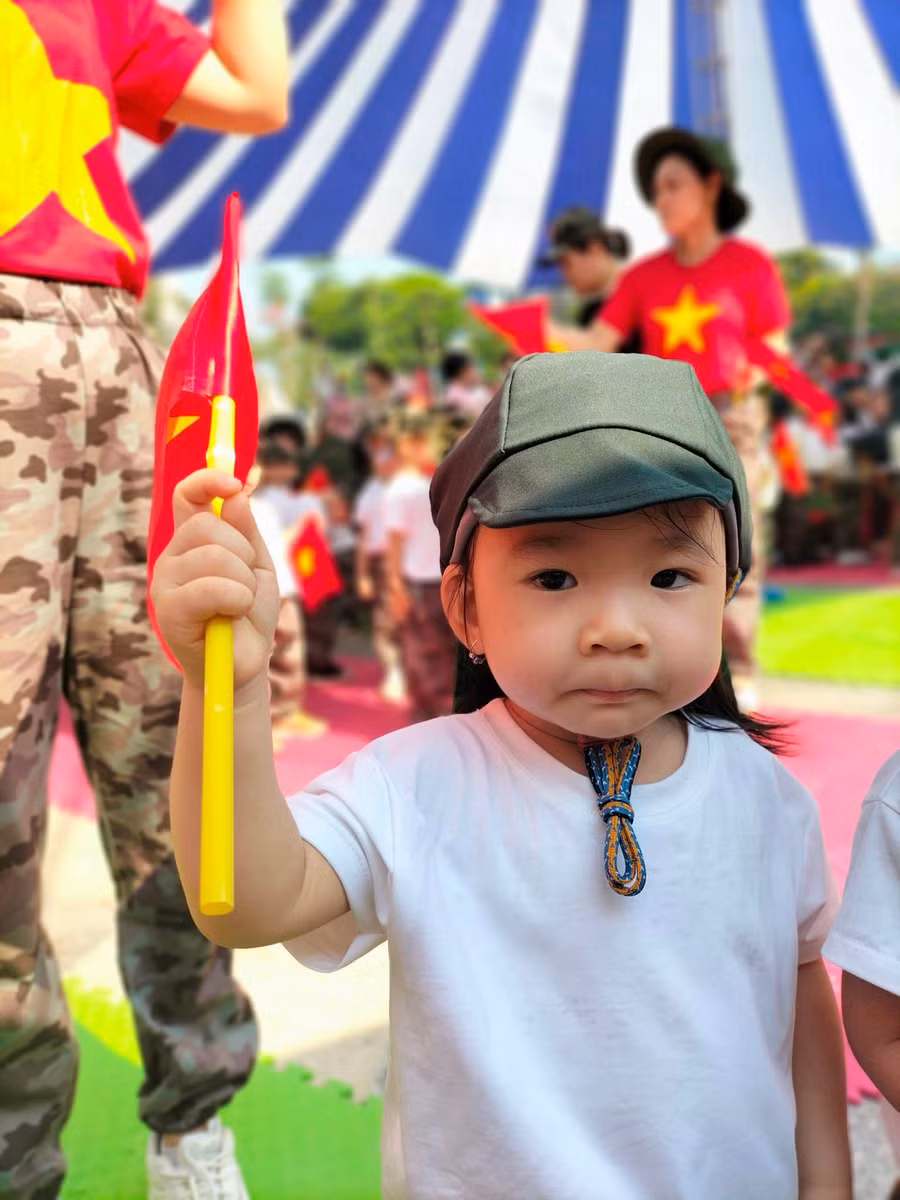 "Chiến sĩ nhí" Trường Mầm non Ngọc Lan tham gia Hội thao Bé đi giữa cờ hoa.