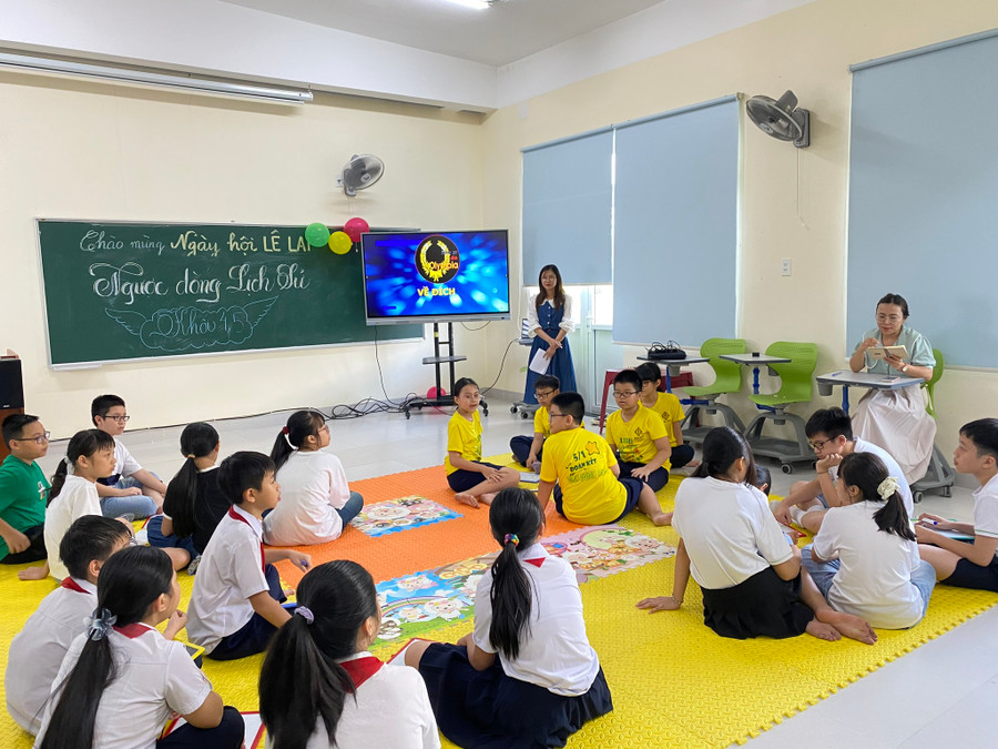 Học sinh Trường Tiểu học Lê Lai tham gia cuộc thi Ngược dòng lịch sử trong Ngày hội học sinh Lê Lai. Học sinh Trường Tiểu học Lê Lai tham gia cuộc thi Ngược dòng lịch sử trong Ngày hội học sinh Lê Lai.