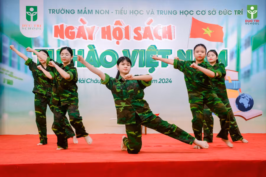 Một tiết mục biểu diễn của học sinh Trường Tiểu học - THCS Đức Trí trong ngày Hội sách mang chủ đề “Tự hào Việt Nam”.