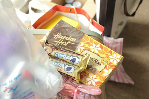 Khi đến quyên góp, những người hảo tâm sẽ được bốc thăm lì xì và nhận những món quà handmade từ BTC. Khi đến quyên góp, những người hảo tâm sẽ được bốc thăm lì xì và nhận những món quà handmade từ BTC.