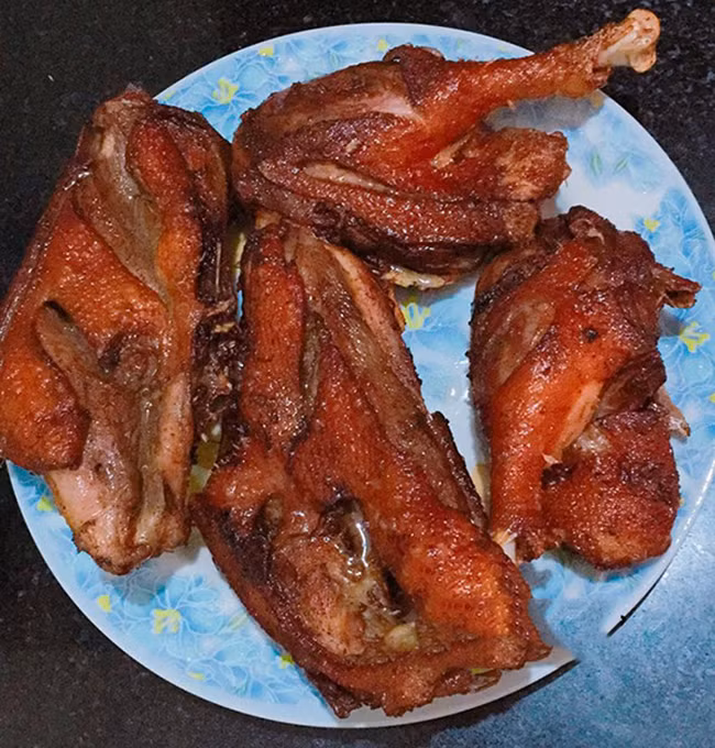 Cô gái mua vịt về ướp rán với chai gia vị nhà nào cũng có, kết quả màu đẹp thịt mềm như nhà hàng