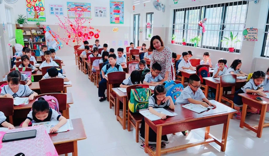 Cô trò Trường Tiểu học Cao Văn Ngọc (Côn Đảo, Bà Rịa – Vũng Tàu). Ảnh: NTCC