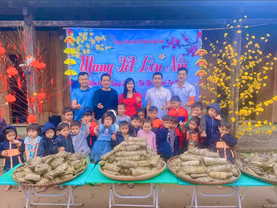 Câu lạc bộ Bạn thương nhau cùng tổ chức chương trình "Đưa Tết lên núi" tại điểm trường Lang Lương (Trà Tập, Nam Trà My, Quảng Nam).
