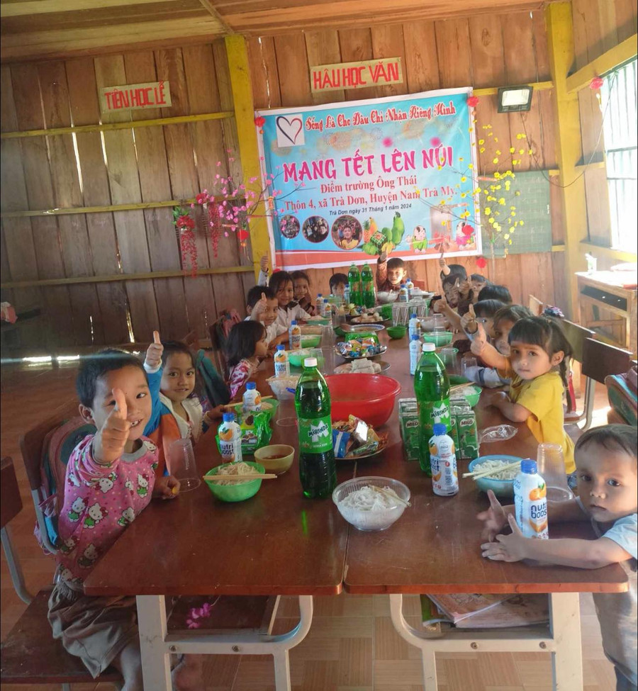 Học sinh điểm trường Ông Thái tham gia liên hoan tất niên trước khi cùng trải nghiệm gói bánh chưng, bánh ú sừng trâu. Học sinh điểm trường Ông Thái tham gia liên hoan tất niên trước khi cùng trải nghiệm gói bánh chưng, bánh ú sừng trâu.